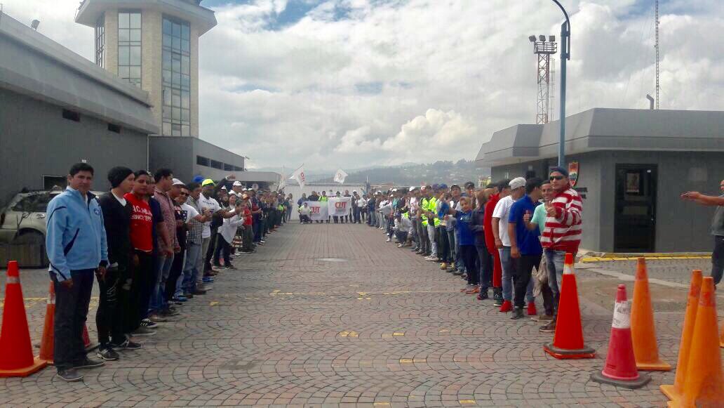 #CutGuayas presente en #Cuenca listos para recibir a nuestro #BinomioDelPueblo <a href="/Lenin/">Lenín Moreno</a> <a href="/JorgeGlas/">Jorge Glas</a> la clase obrera presente! <a href="/GomezlRichard/">Richard Gomez</a>