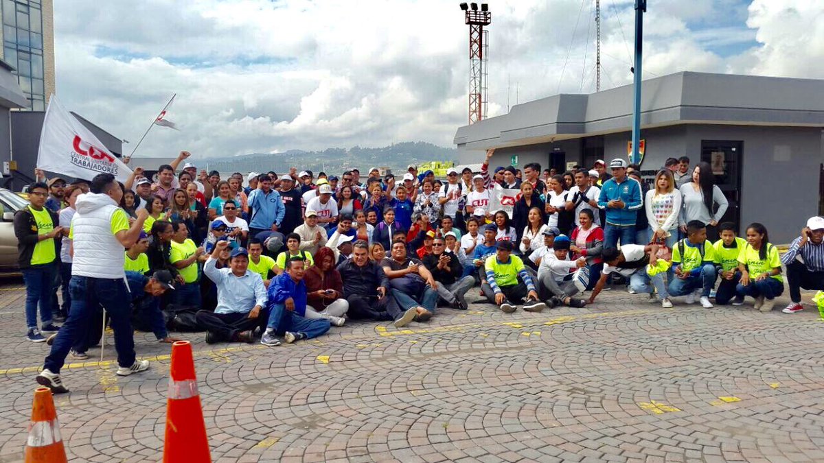 cut_guayas's tweet photo. #CutGuayas presente en #Cuenca listos para recibir a nuestro #BinomioDelPueblo @Lenin @JorgeGlas la clase obrera presente! @GomezlRichard https://t.co/MbrIAqVzYW