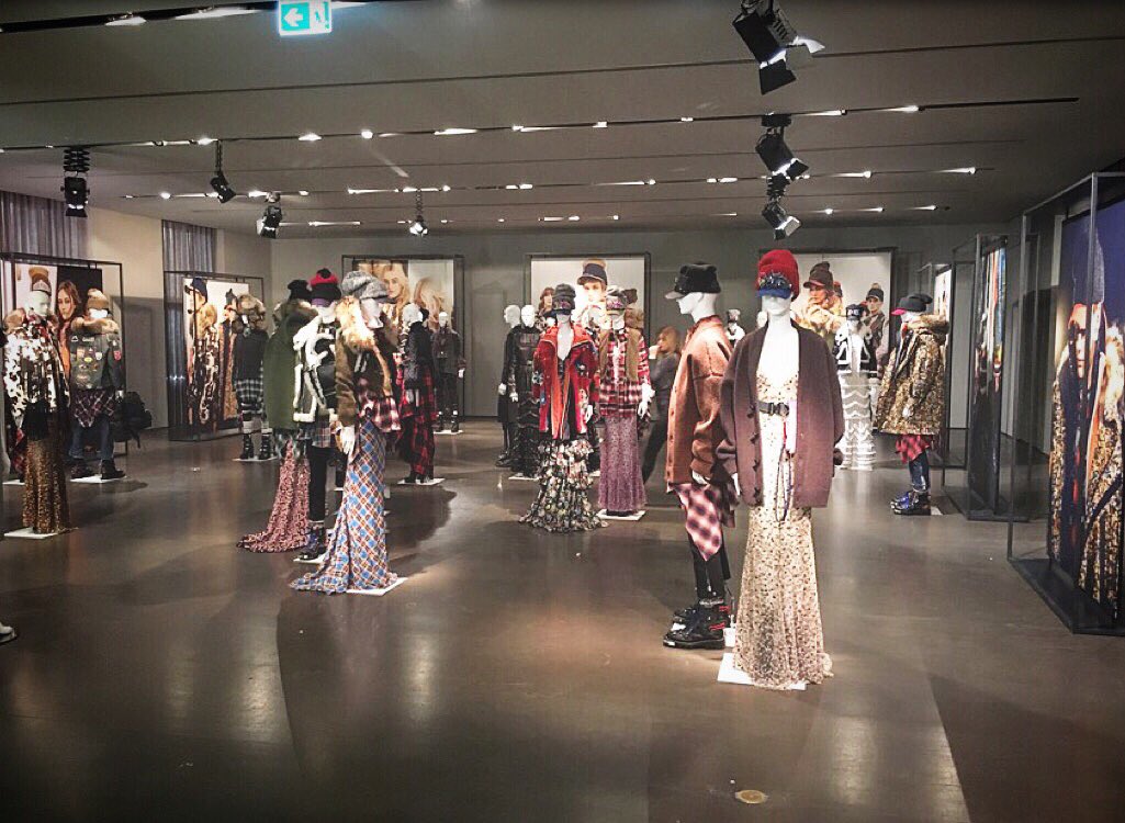 EIKONsolution's tweet photo. DSquared HQ Press Event FW17/18 @Dsquared2 
.
#EIKON #EIKONsolution #mannequins #fashion #white #beautiful #art #design #Vision #Revolution https://t.co/0z4ujIKTJr