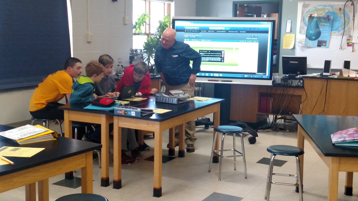 VerkeyJodie's tweet photo. Mr. Foster introducing virtual labs  through Discovery Education. #engagedstudents#scienceisfun https://t.co/ilS84LcBJJ