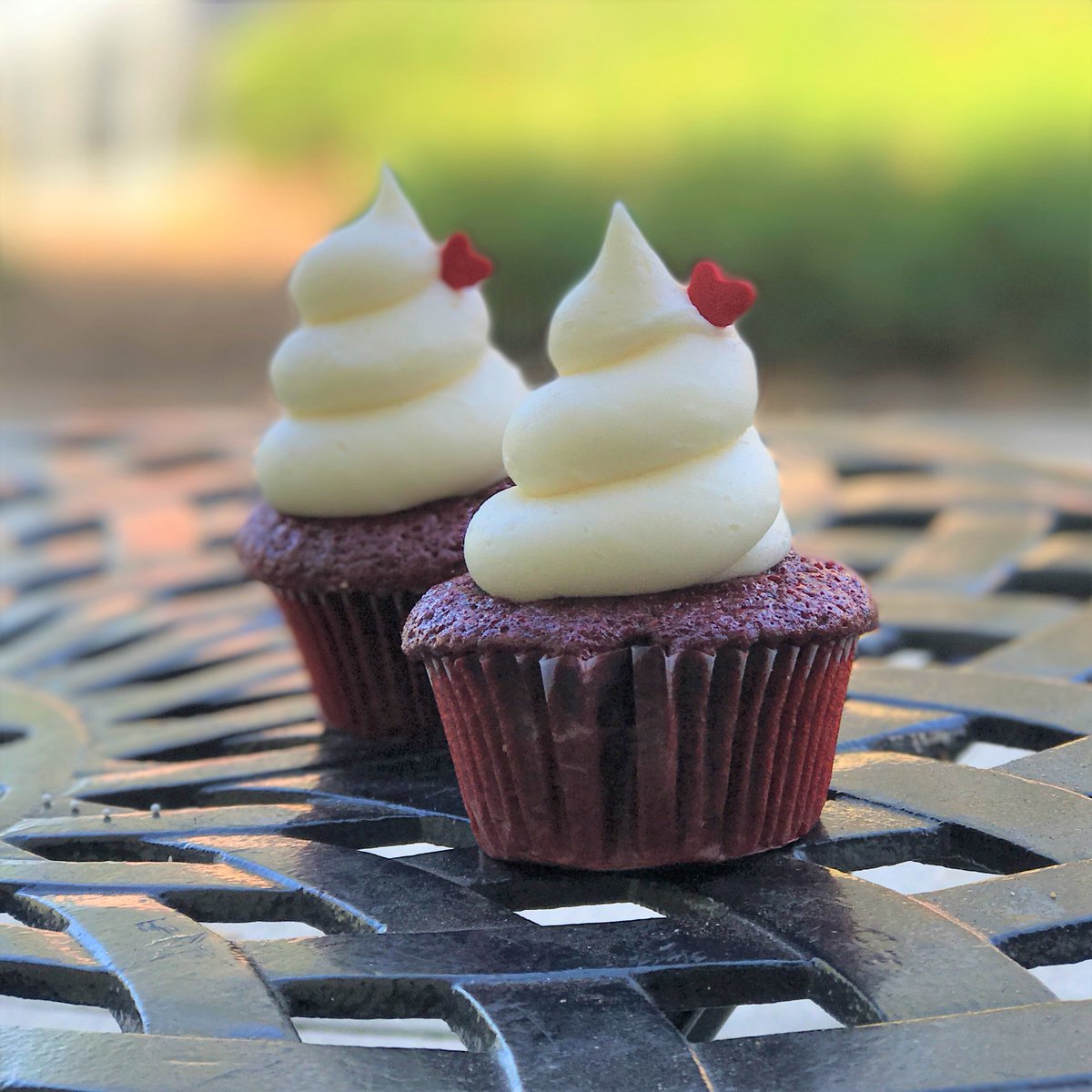 freshcupcakes's tweet photo. Baby you're so classic. Southern Red Velvet. Available every day. #RedVelvet #SouthernGood #Classic https://t.co/KI75bPbsUx