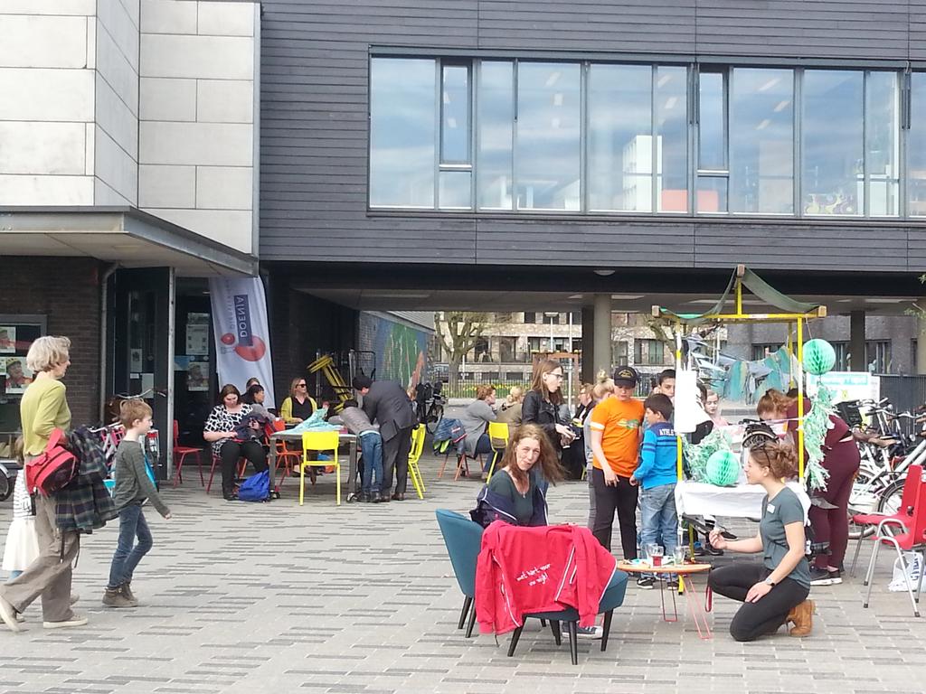Sigrid van Vliet (@sigridvanvliet) on Twitter photo Burgerschapstraject @KBSDeAchtbaan in en rondom #buurtcentrum Voorn met @DOENJAIneke @DOENJAAnne_ . Wij steunen de 555 actie <a href="/DOENJAutrecht/">DOENJA Utrecht</a> Burgerschapstraject @KBSDeAchtbaan in en rondom #buurtcentrum Voorn met @DOENJAIneke @DOENJAAnne_ . Wij steunen de 555 actie <a href="/DOENJAutrecht/">DOENJA Utrecht</a>