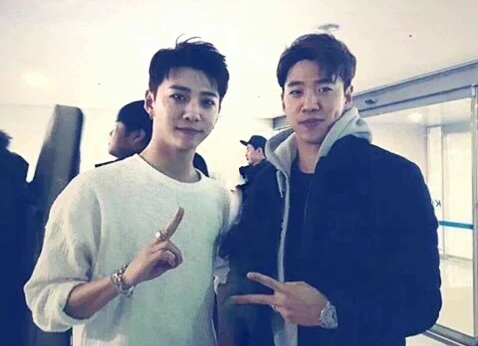 FUNNNY_BAP's tweet photo. Yongguk: I'd like to thank my twin brother, Yongnam, for drinking with me during the hard times...
#BBANGDAY #happybirthdayyongnam https://t.co/cdgaOUc19r