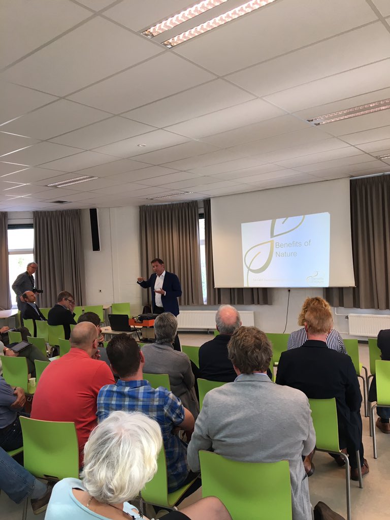 Henri Potze licht concept <a href="/Benefits_Nature/">Benefits of Nature</a> toe voor deelnemers Go Café @GroenOC