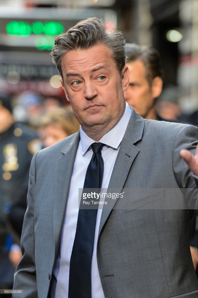 Kate_MLP's tweet photo. Matthew Perry leaves the 'Good Morning America' taping at the ABC Times Square Studios on March 30, 2017 in New York City. https://t.co/jF3724tJ2N