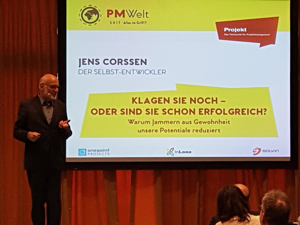 projektmagazin's tweet photo. #PMWelt: Keynote von Jens Corssen, dem Psychologen, der die Psychologie nicht mag: "Klagen Sie noch - oder sind Sie schon erfolgreich?" https://t.co/pCK6pnY6jW
