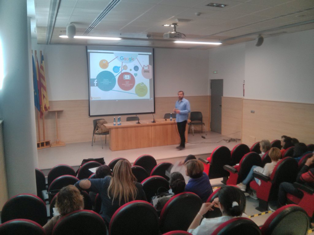 CEEICastellon's tweet photo. Con @raf_esteve de @TantataSolution , hablando de #redes #sociales en #alcora #l'alcora #trainingdays https://t.co/bIKGe3QjfB