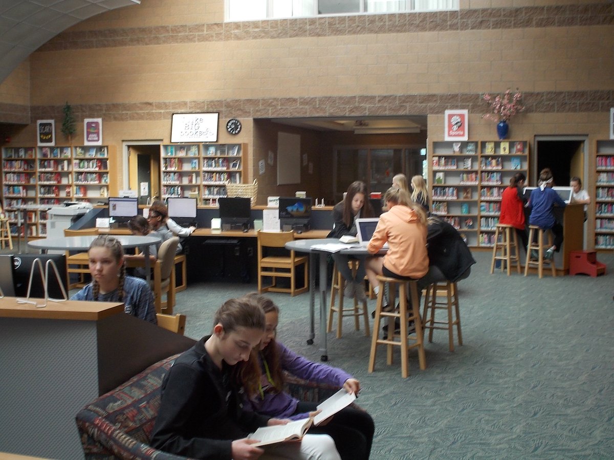 HMSDiscoveryDen's tweet photo. Ms. Steffeck &amp; Ms. Schumacher's Ss sharing the Den: writing newspapers &amp; snuggling up with great books! @HMS_huskies #learnbps @Infinity6HMS https://t.co/Fakj9oYRbq