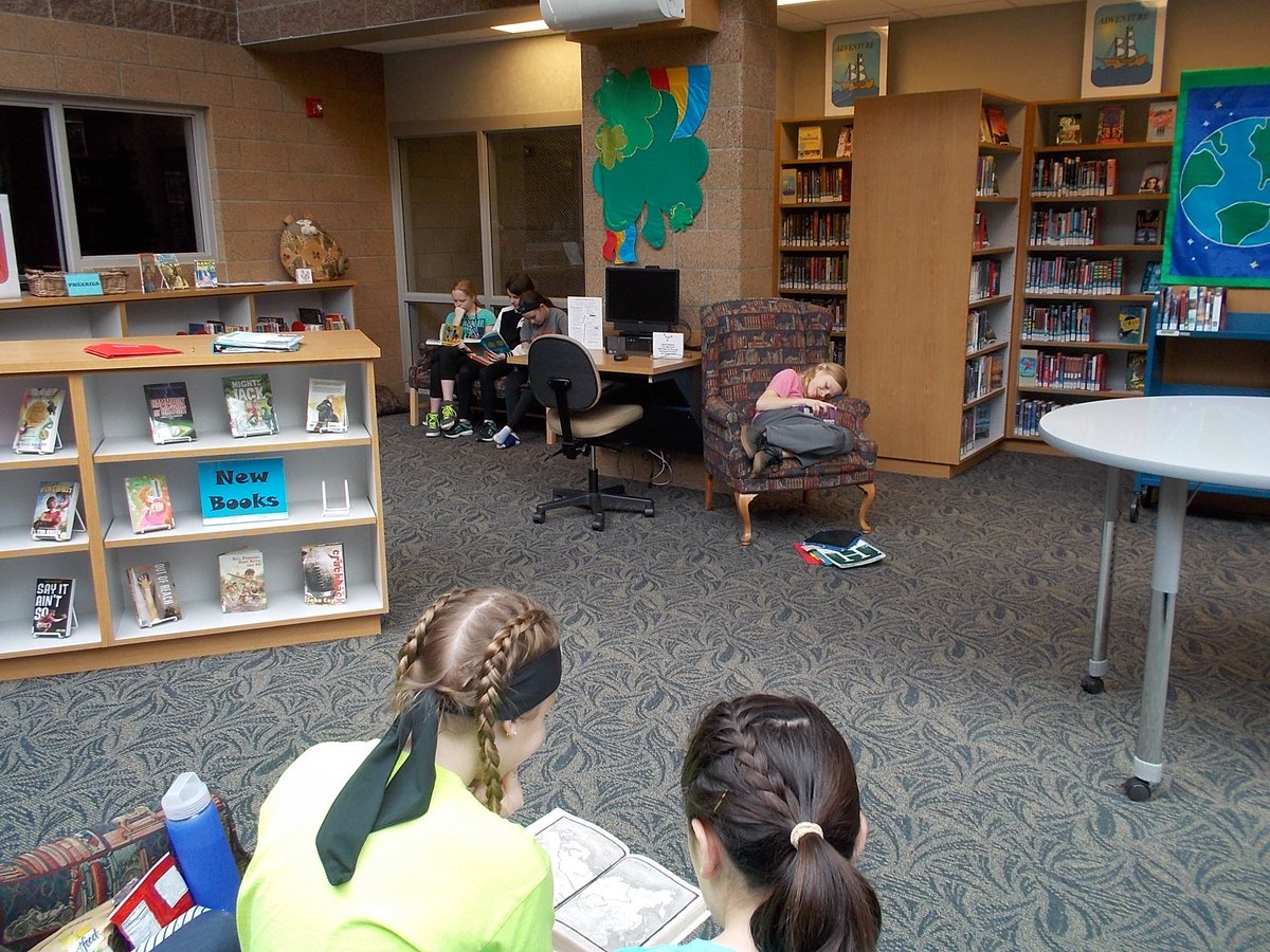 HMSDiscoveryDen's tweet photo. Ms. Steffeck &amp; Ms. Schumacher's Ss sharing the Den: writing newspapers &amp; snuggling up with great books! @HMS_huskies #learnbps @Infinity6HMS https://t.co/Fakj9oYRbq