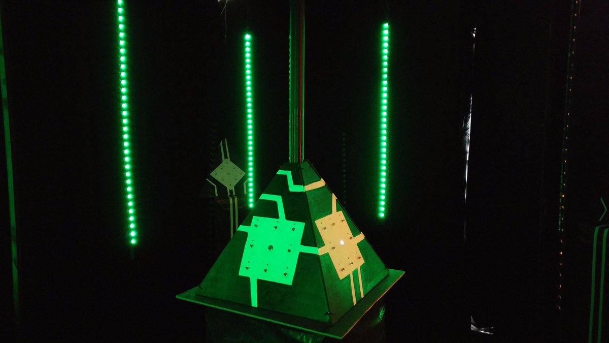 sup_artsculture's tweet photo. Ambiance mystérieuse, lumières clignotantes... Clair-obscur sur l'installation interactive #Artefac @CultureLille1 @Univ_Lille1 #JACES2017 https://t.co/e2M0lYcxfq