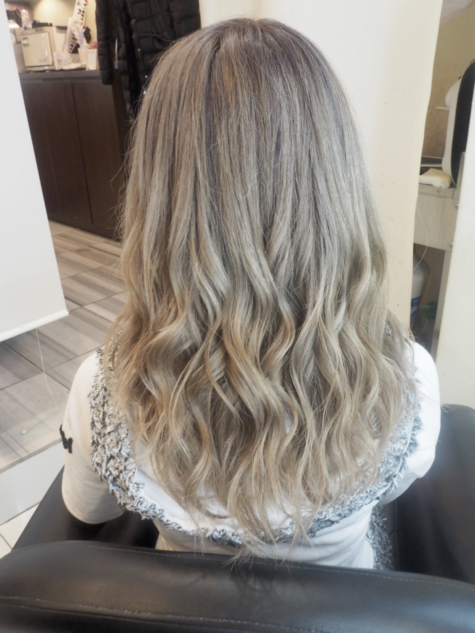 Prgs はまぐり V Twitter ハイトーングラデーションカラー シルバーグレージュ ホワイトアッシュ の グラデーションカラー 歌舞伎町 バーセル みさき様 プログレスプラス 美容室 セットサロン ヘアカラー ブリーチ ダブルカラー