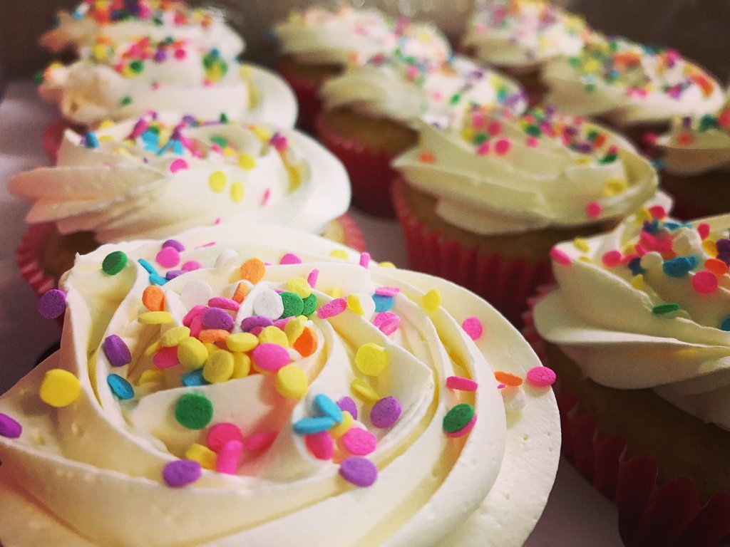 FalgunisBH's tweet photo. Fresh cream confetti cupcakes
So colourful, so simple &amp; soo delicious~🎉
#signaturevanilla #swirls #iwantonenow #iwantthemall #iPhone7Plus https://t.co/w075N2DumZ