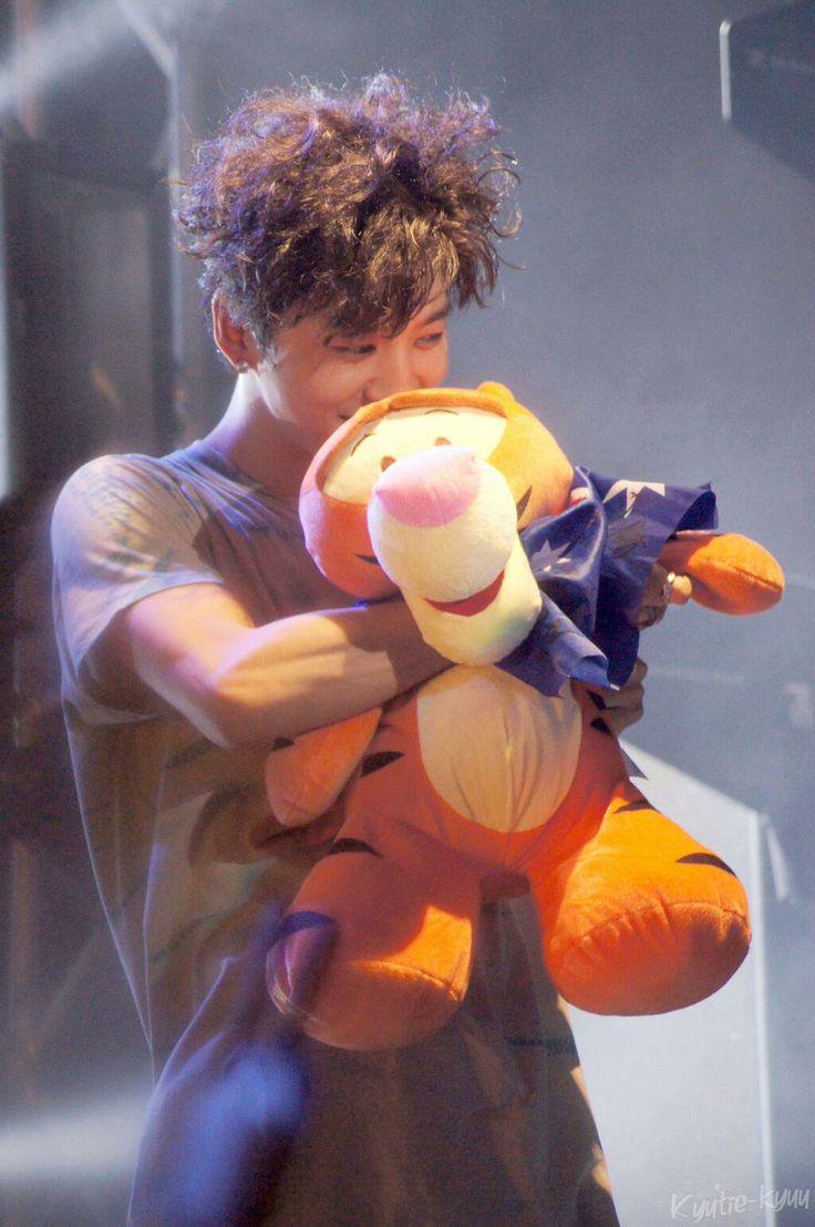 FUNNNY_BAP's tweet photo. Yongguk: Tigger is very special to me because it was the first present I got from my grandparents. #BBANGDAY https://t.co/R2lmezDE6K