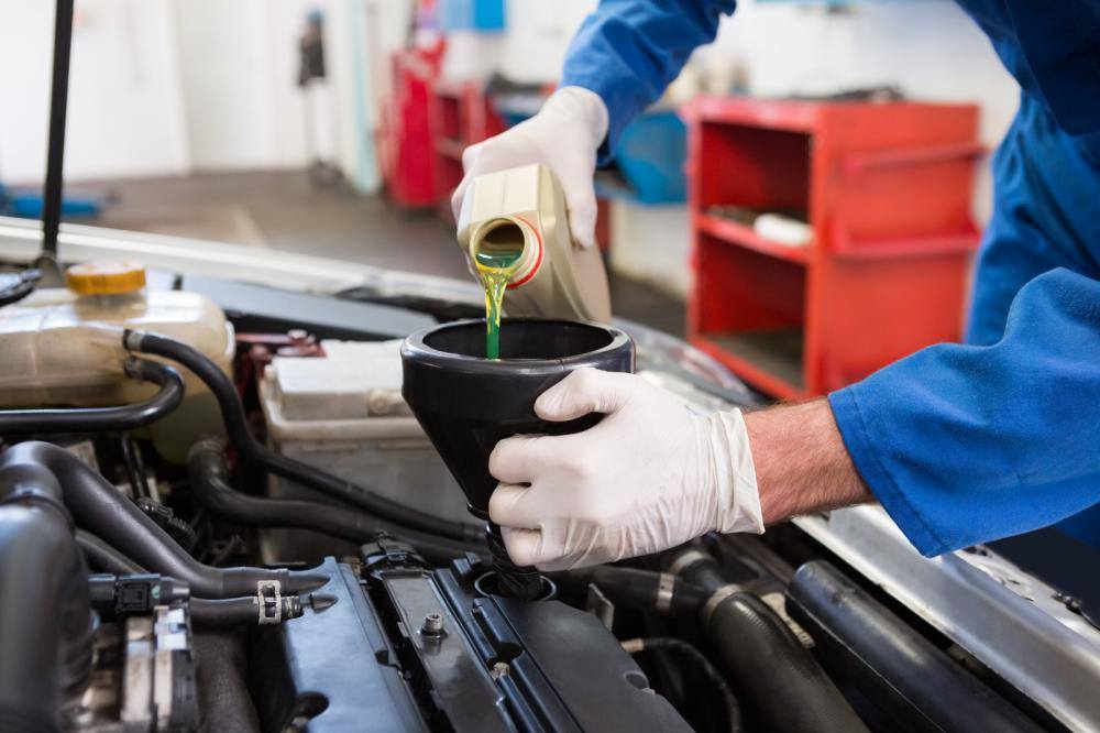 RoadReadyWheels's tweet photo. You know you need oil for your car, but how does it help it run? Take a look! https://t.co/KrWMDQqkRN #rrw #roadreadywheels #auto https://t.co/FIOlgjyCEg