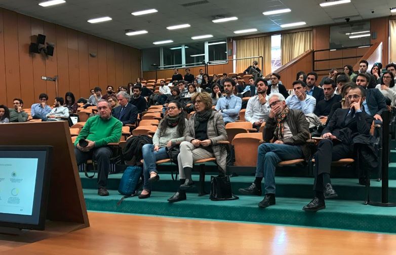 EY_Italy's tweet photo. #Digitale cambia il contesto di business e impone evoluzione aziendale a livello di processi, organizzazione e competenze #PolibAlumni https://t.co/ERV5tLuQSM