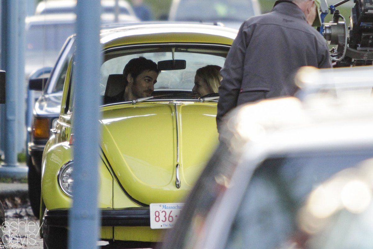 MsBrooklyn88's tweet photo. Colin &amp; Jen on set in #Swanbug yesterday. 😍
#CaptainSwan #UglyDucklings [via @cptnswan_ouat] https://t.co/wTobwhxGtZ