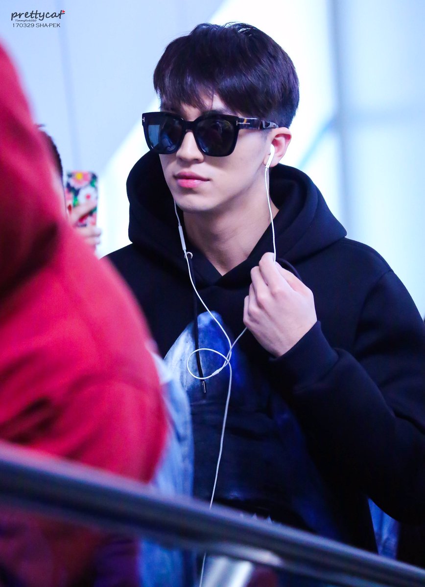 prettycat_1020's tweet photo. 170329 SHA🛬PEK
#xuweizhou #허위주 #许魏洲 https://t.co/9gBXsUhtC0