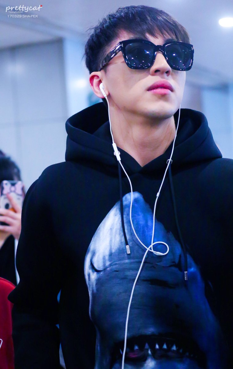 prettycat_1020's tweet photo. 170329 SHA🛬PEK
#xuweizhou #허위주 #许魏洲 https://t.co/9gBXsUhtC0