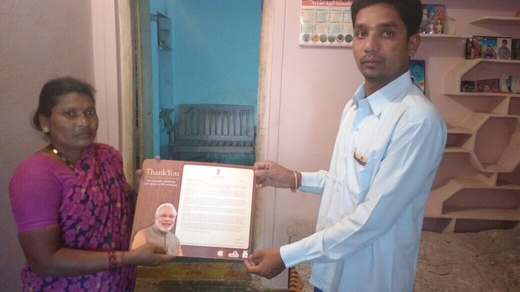 SriSaiGayatri's tweet photo. @BPCLKurnool                   Distribution of thanks letters to give it up consumers at customer house . https://t.co/PQuUhoBpIG