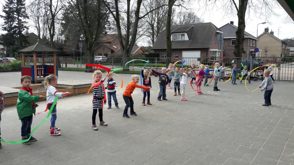 Vandaag hebben de kinderen van groep 1/2 lekker buiten in het zonnetje geoefend voor circus Retteketet!