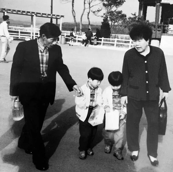 FUNNNY_BAP's tweet photo. "My grandparents taught me to do charity. They mean the world to me and I love them so much." - Yongguk #BBANGDAY https://t.co/R0vy8RXtmz