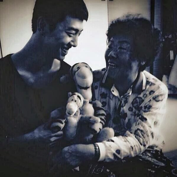 FUNNNY_BAP's tweet photo. "My grandparents taught me to do charity. They mean the world to me and I love them so much." - Yongguk #BBANGDAY https://t.co/R0vy8RXtmz