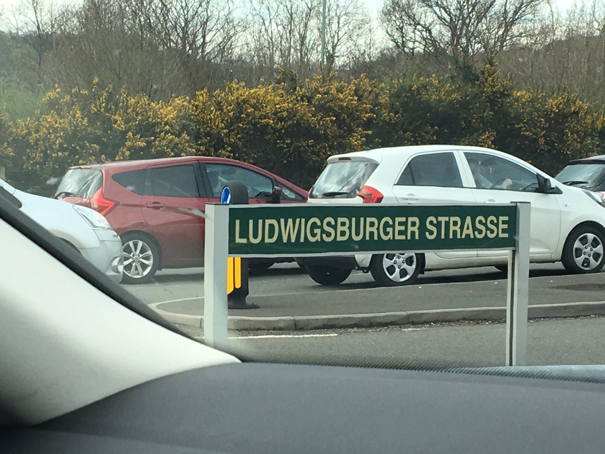 RWJ1578's tweet photo. Wedi gyrru ar hyd y ffordd yma ers blynydde a byth wedi sylwi ar enw'r stryd! #maesycwmmer #notinGermany https://t.co/SRvXy11oQi