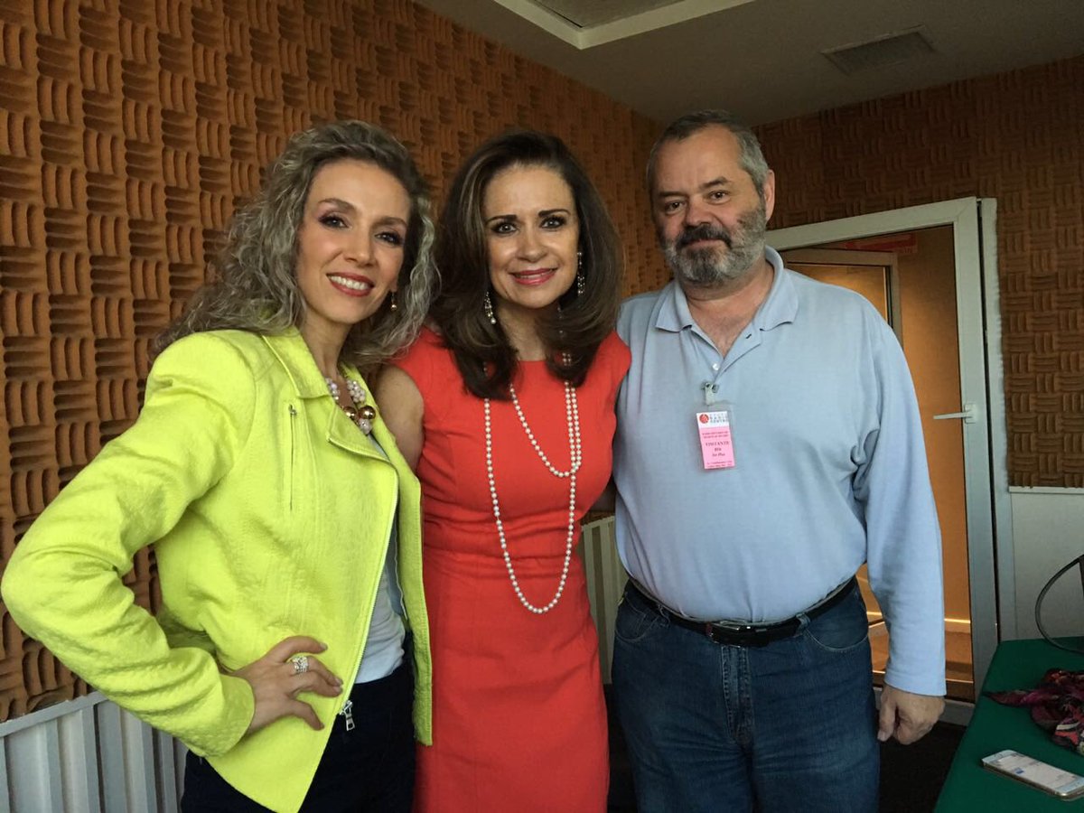 vanessanahoul's tweet photo. Estamos en @DIAADIA_HN con @JulietaLujambio y @montedeoya hablando sobre depresión y suicidio. Contáctanos! https://t.co/Pamv3myDXx