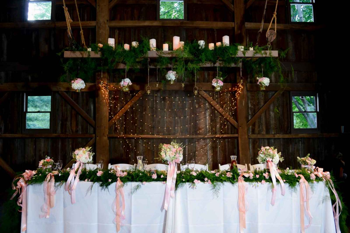 This photo by the amazing <a href="/saraackermann/">sara ackermann</a> has us swooning! The floral installations by @palmcourtdesignindy are perfection! #indyweddings