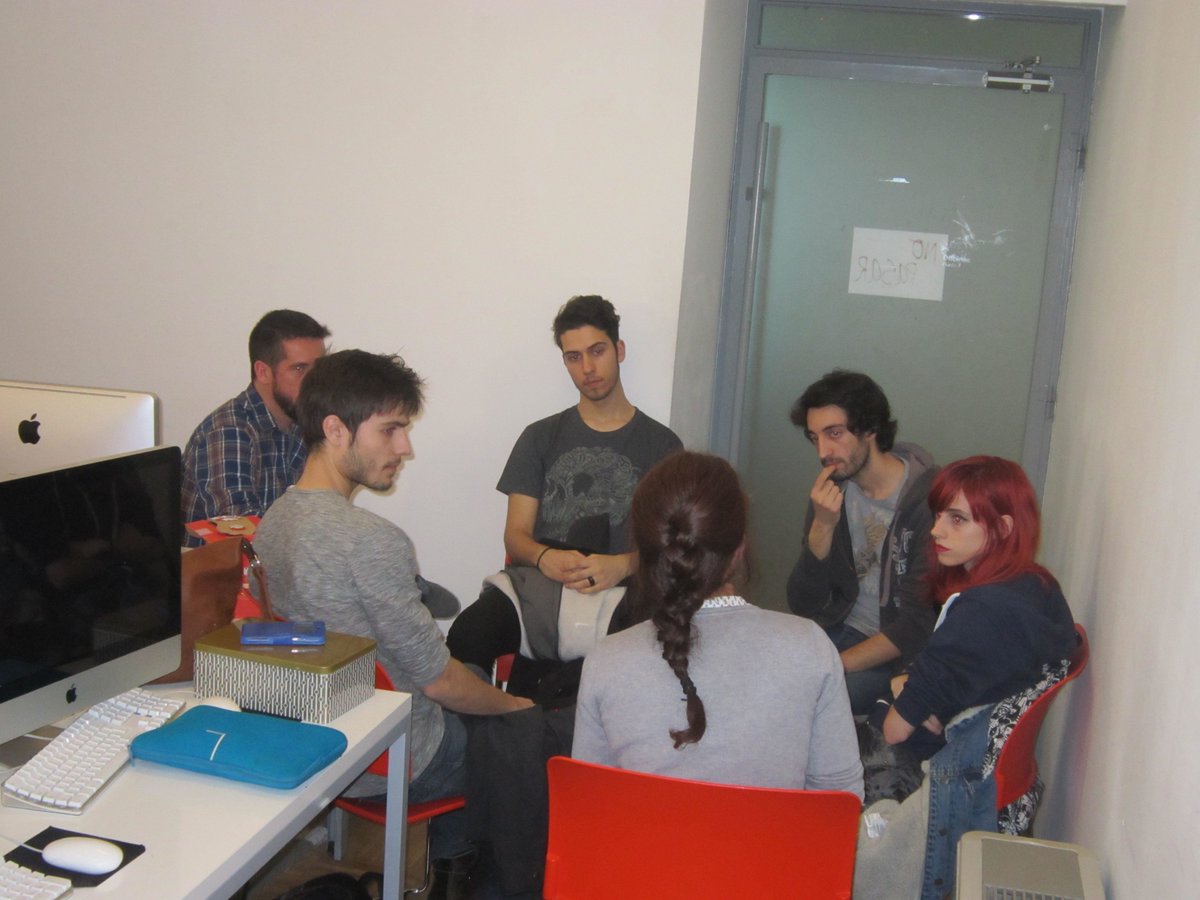ArsGames's tweet photo. En #VisualInvaders de asamblea: discutiendo de videojuegos, mecánicas, interfaces, narrativa... como inicio de 'Hackeando el videojuego'. https://t.co/Yuqn20KIpQ