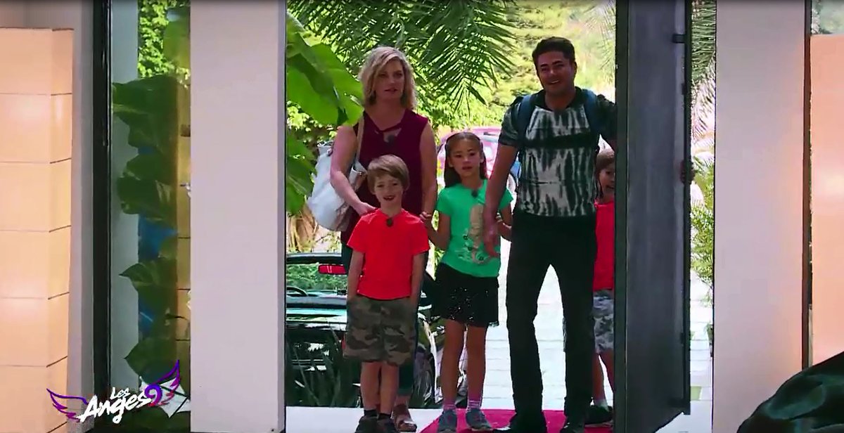 LesAngesTV's tweet photo. @Thomas_SS10 et sa famille arrivent dans la maison ! #Ouiiiiiiiii #LesAnges9 https://t.co/6hVjwmLyYq