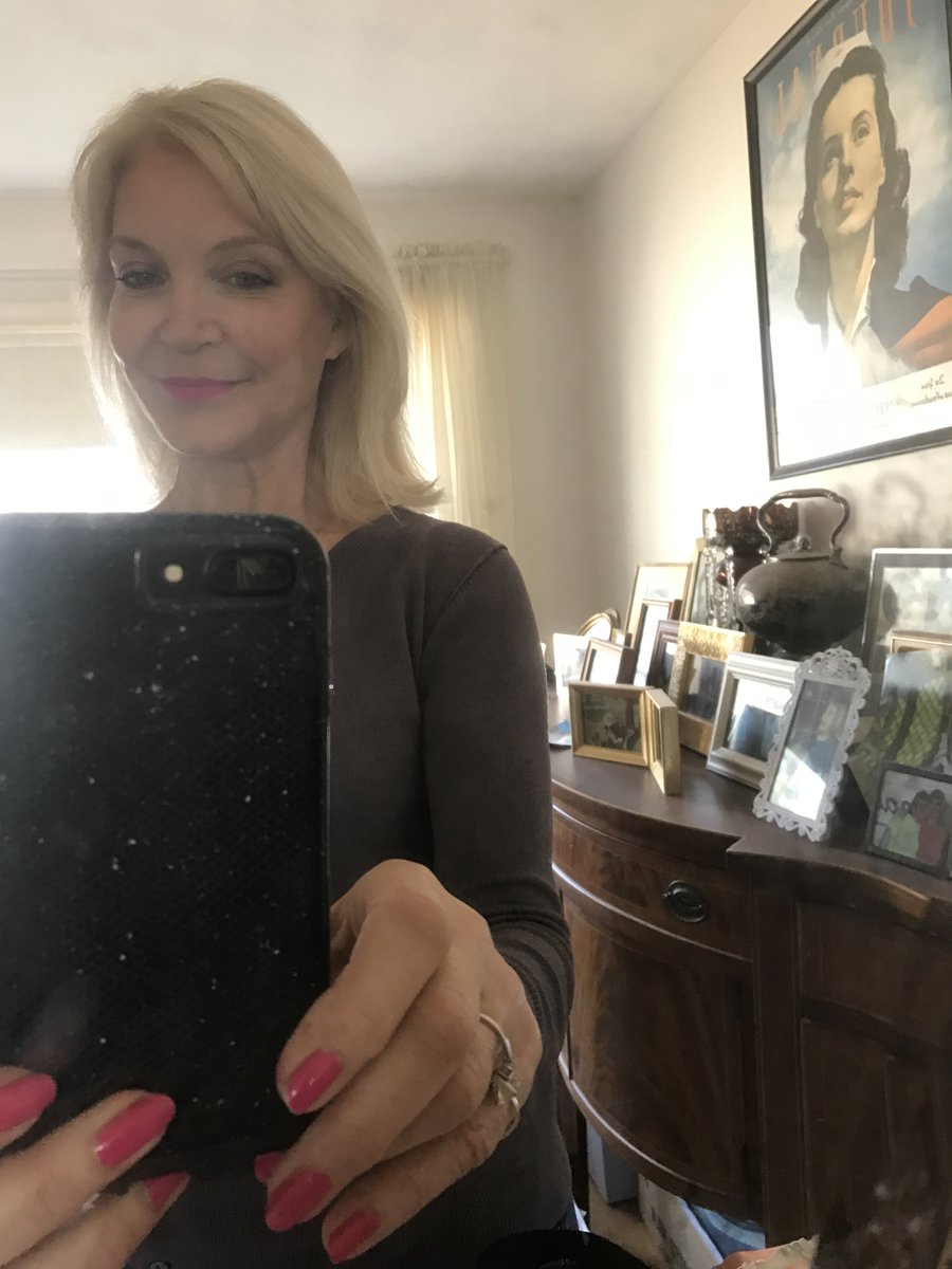 JuliaGrantham2's tweet image. Pic of me in front of my Mom on the cover of #LadiesHomeJournal '41 
#SuperModel #fashion #NewYorkTopModel