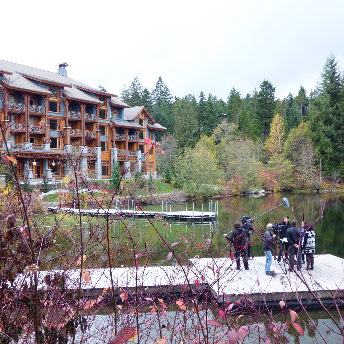 LOLVacationHome's tweet photo. Missing those chilly, beautiful days shooting at @NitaLakeLodge. 🏠🍂 #loveitorlistit #LOLVH https://t.co/9XRcYwxe6b