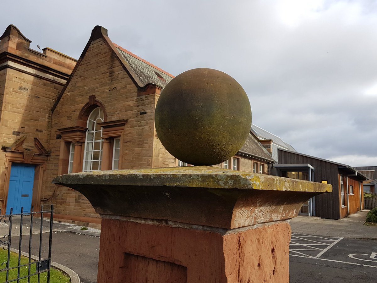 VenturingOut's tweet photo. Colour spectrums on the coast #Prestonpans Looking for shapes on our journey #LearningOutdoor @BigPansPrimary @ELOutdoorEd #Attainment https://t.co/omsAGUiv2g