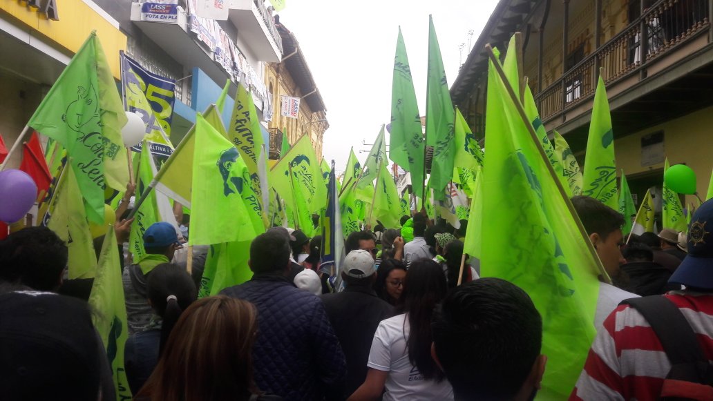ManuelasAzuay's tweet photo. El verdadero pueblo es el que camina en el recibimiento de nuestro futuro Presidente, @Lenin. @APAzuay #LenínPresidente @lilimguzman https://t.co/NHeMMAwZnJ