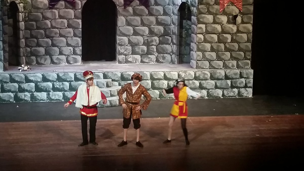 BBHHSMedia's tweet photo. @BBHHSDrama Enjoying a great show! #wegotapea https://t.co/piDnglD86n