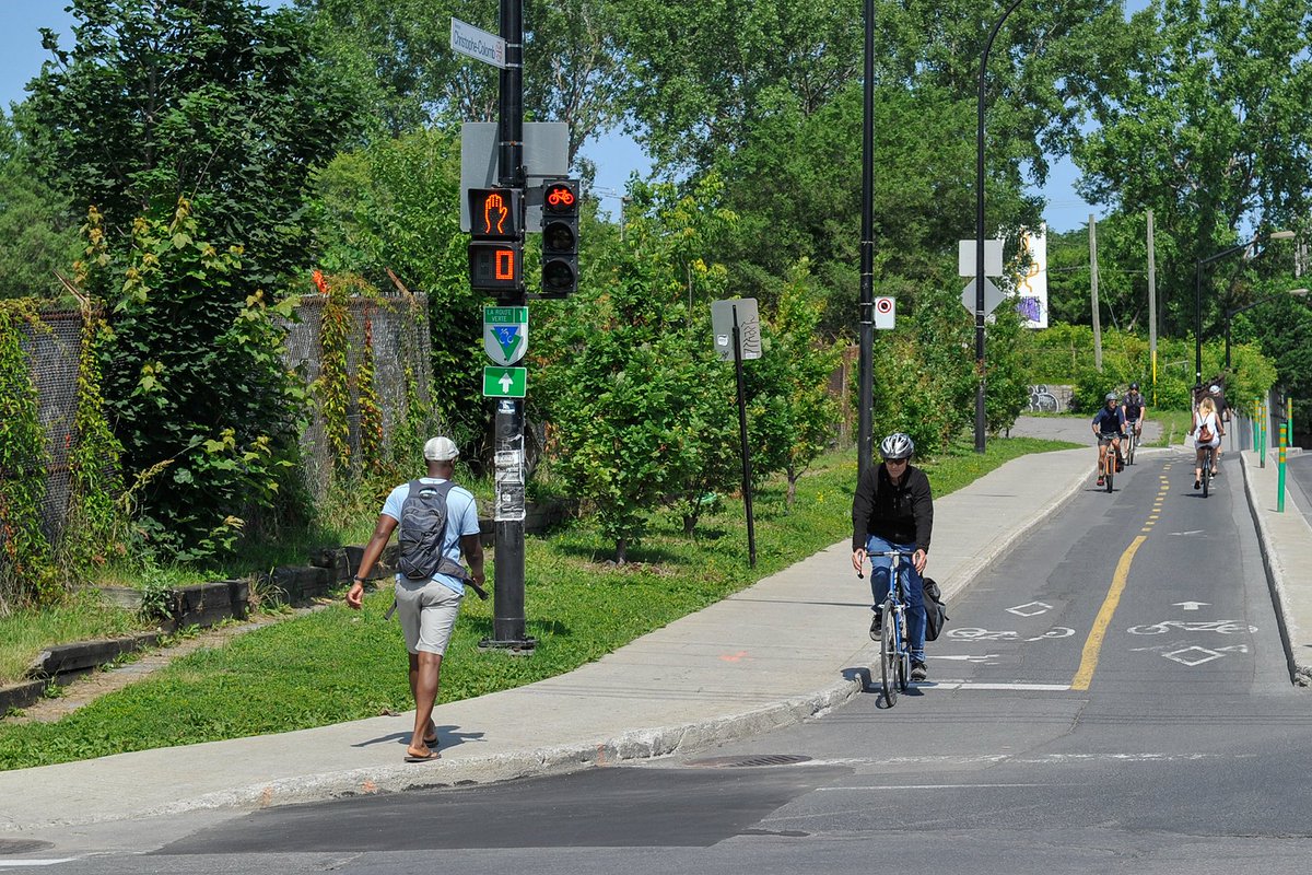 MTL_Ville's tweet photo. Automobilistes : attention aux changements des périodes de stationnement sur les bandes cyclables. https://t.co/QBqtVIwT4v