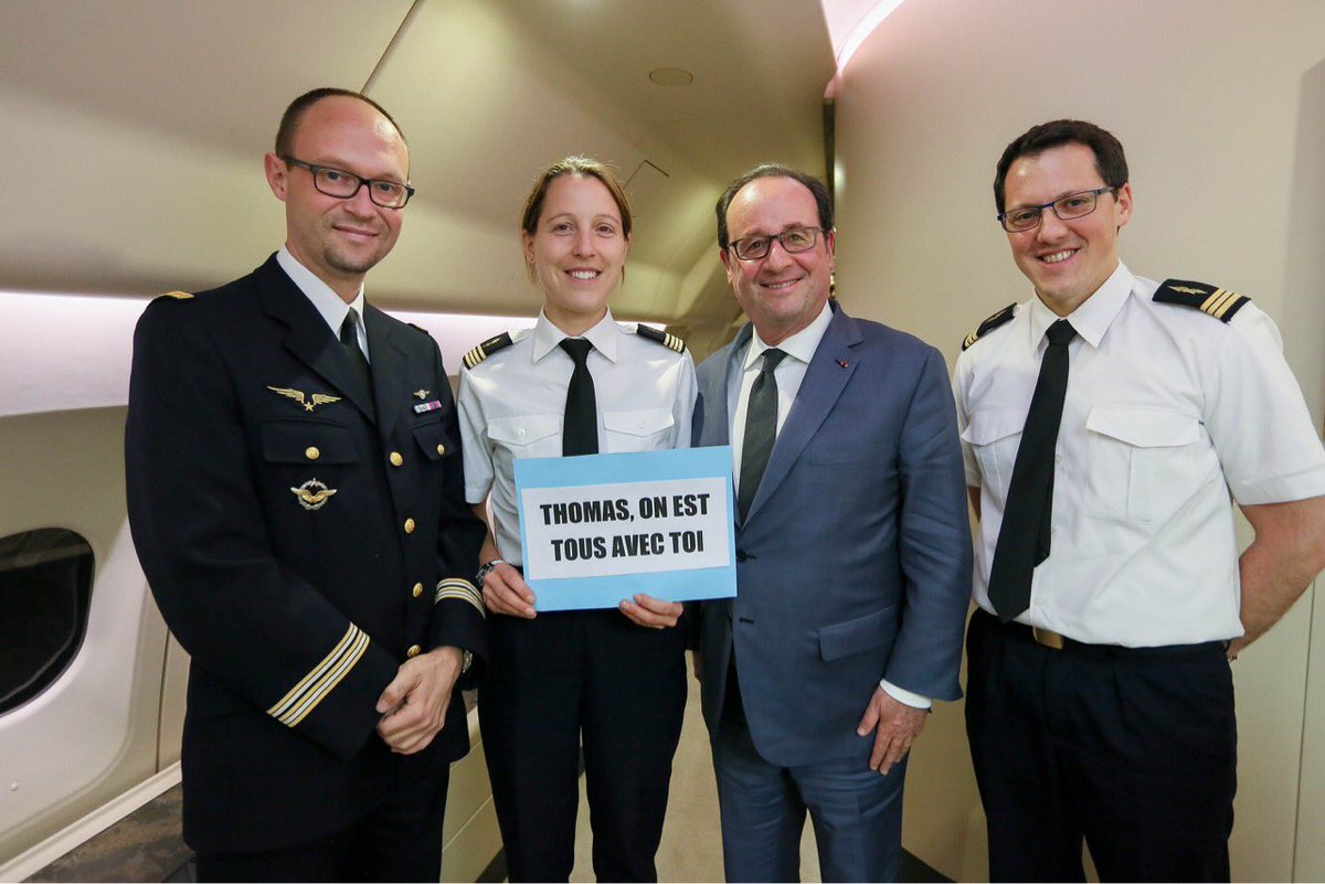 Elysee's tweet image. Message de soutien à Thomas Pesquet envoyé par l’équipage de l’avion présidentiel (lors du vol retour cette nuit  Jakarta – Paris)