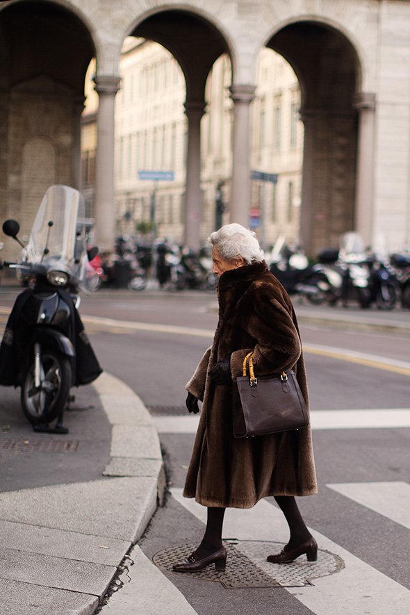 Nuverz's tweet photo. Beautiful lady walking on Via Hoepli in Milan earlier this week. 'Una bella donna' by @TheSartorialis2. https://t.co/EtaDIZrE6X