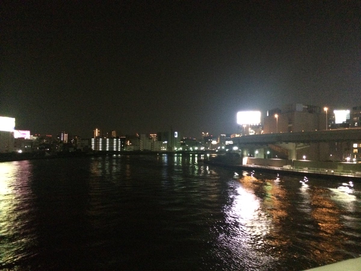 ya_mayupo's tweet photo. 今夜はあまりコレって曲が思い付かず、東京事変のキラーチューンを聴いたりモンドグロッソ聴いたりして両国新大橋明治座東日本橋両国橋まわりをユルめ走行
靴紐がきつくて結び直した時の新大橋からの眺め。川は良い。右ふくらはぎがやっぱり痛くて不完全燃焼気味だった。よく伸ばして寝よう(´ω｀) https://t.co/tgCyHnexlj