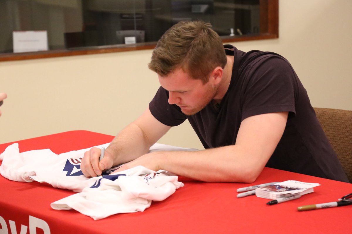 Avalanche's tweet photo. Pickard is signing autographs and taking photos with our #AvsKeyFan winners!

#GoAvsGo https://t.co/OLeQSou6SJ