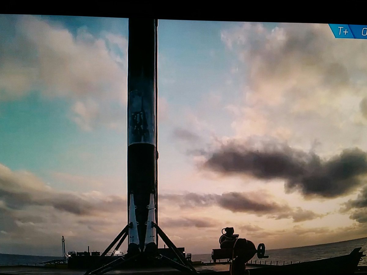 ID_R_McGregor's tweet image. They did it!!! #spacex