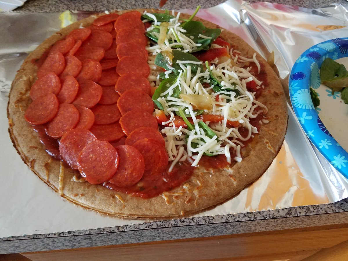 RealTwoBanditos's tweet photo. #Pizzanight with the wife, her side is decidedly less attractive than mine. #meatislove https://t.co/ukJFqh7pDI