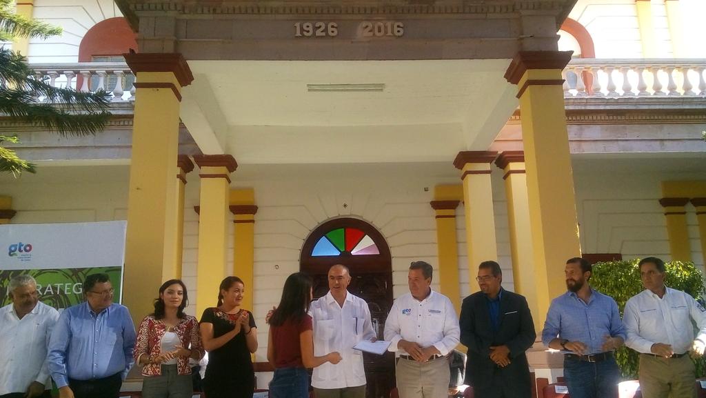 incarural's tweet photo. Entrega de cartas de aceptación a extensionistas jóvenes. Asi como a participantes del Seminario SER jóven. https://t.co/CFhjA2Dq02