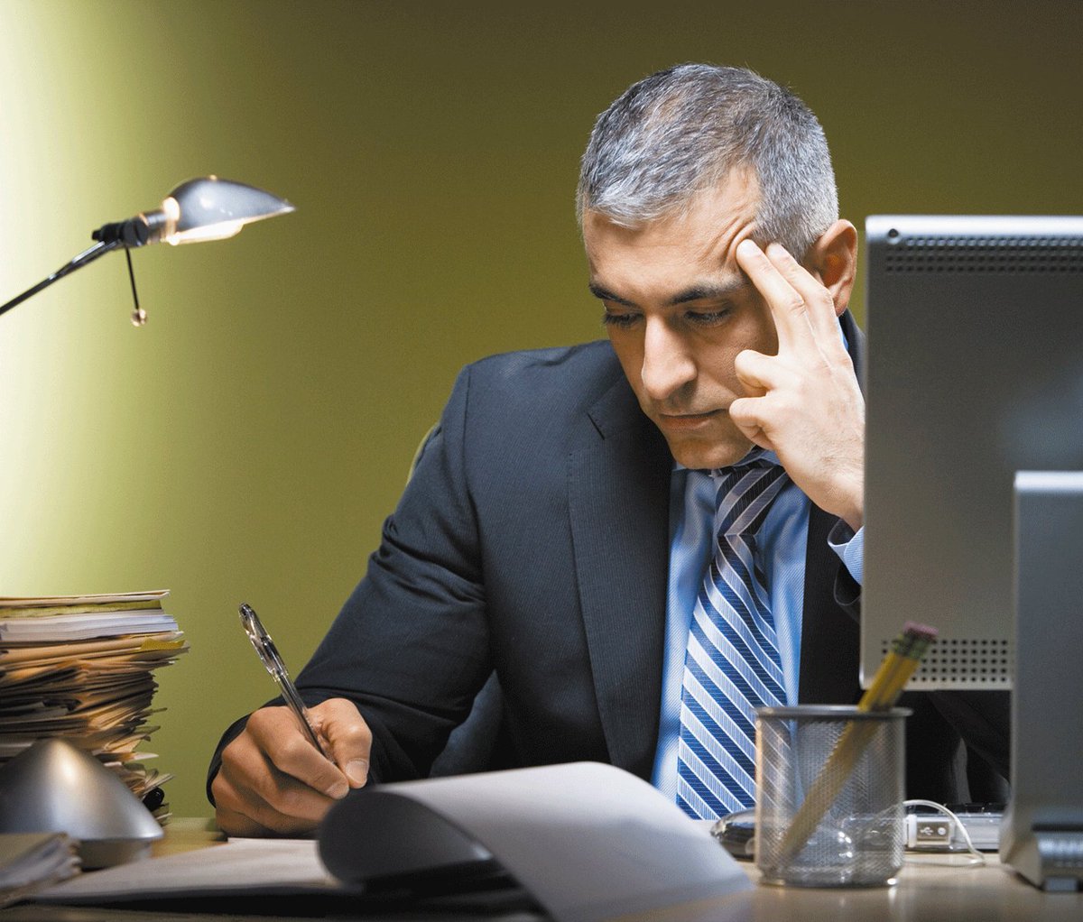 HarvardHealth's tweet photo. People who work 55+ hours/week may face a higher risk of stroke: https://t.co/htNgttW0Ik #HarvardHealth https://t.co/dbPcYh1Y3n