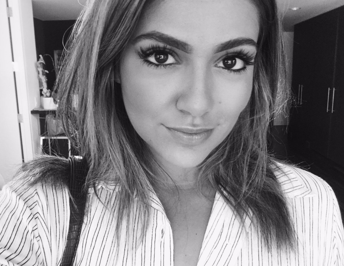 BethanyMota's tweet photo. Found this in my phone. If I had short hair 😱 https://t.co/5Y8W8WJd0H