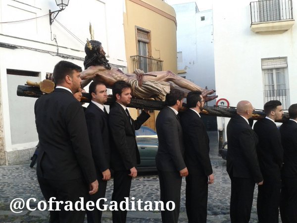 Vía Crucis y Traslado con los Titulares de la Hermandad de las Aguas a Santa Cruz cofradegaditano.blogspot.com.es/2017/03/via-cr… #CuaresmaCádiz17 <a href="/GjLuzyAguas/">G.Joven Luz y Aguas</a>