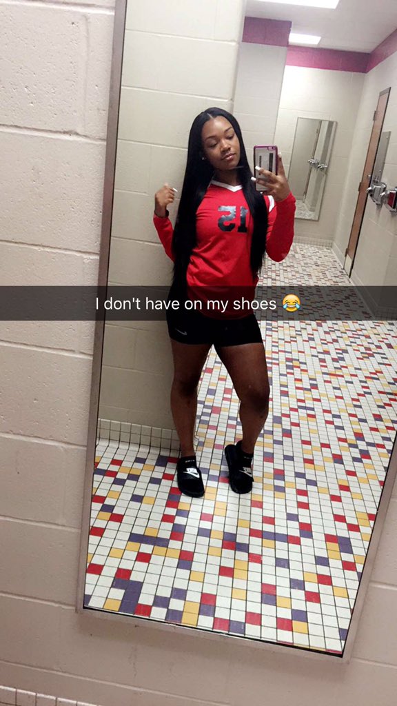 theRealist_____'s tweet photo. I'm here for itπ5'2 but swear I'm tallerππ #shortfemtwitter https://t.co/J6j8nCQgDW