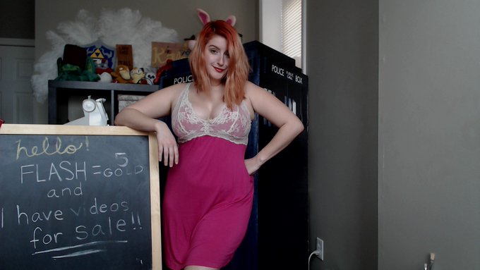 Happy Thursday awesome friends! Come hang out! :)  https://t.co/Y8eq07LuDp https://t.co/NJib49lME7