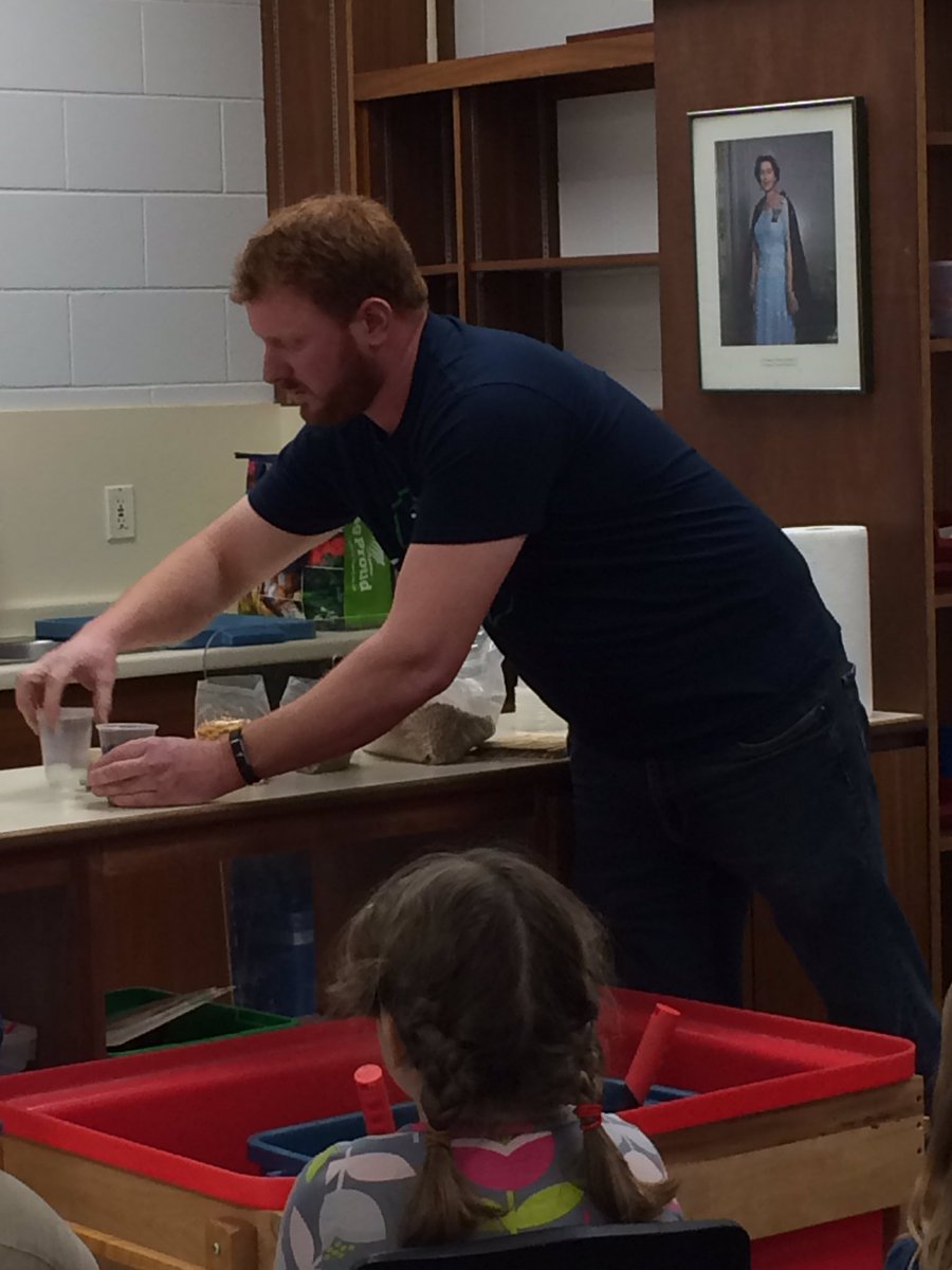 MerlinAreaPS's tweet image. Jules' dad @Ochee_C teaching our FDK friends all about planting seeds! #askafarmer #lotsofquestions